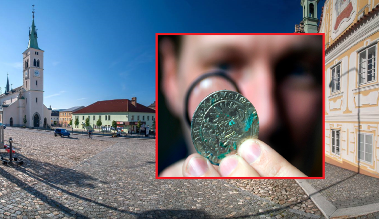 Pohádkový poklad v podobě 3756 stříbrných mincí nalezli archeologové pod povrchem náměstí v Kašperských Horách před 14 lety