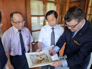 Tunghai University_rektor Miroslav Lávička předává dar ZČU_grafiku prof. Mikoláše Axmanna ze Sutnarky