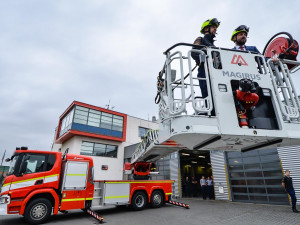 Nový automobilový žebřík si vyzkoušel i primátor Plzně Roman Zarzycký