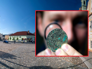Pohádkový poklad v podobě 3756 stříbrných mincí nalezli archeologové pod povrchem náměstí v Kašperských Horách před 14 lety