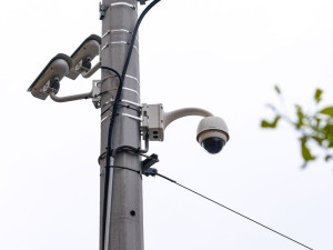 Chlapec uklouzl a praštil se do hlavy, pomoc mu přivolal strážník, který dohlížel na kamerový systém