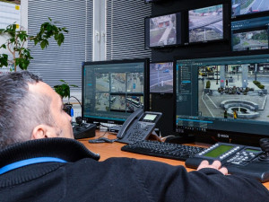 Chlapec uklouzl a praštil se do hlavy, pomoc mu přivolal strážník, který dohlížel na kamerový systém