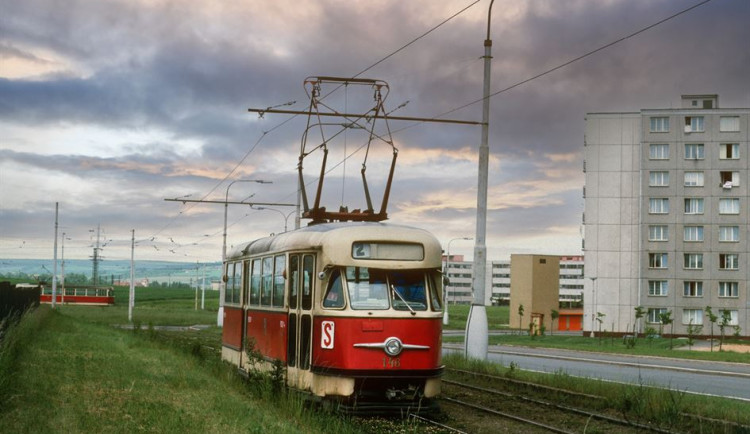 Tramvajemi do Skvrňan začali jezdit cestující před 50 lety, dopravní podnik k výročí nasadí historické