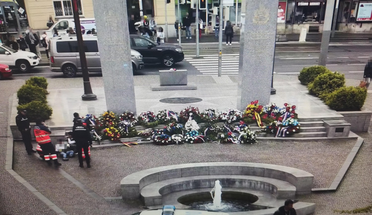 Chlapec uklouzl a praštil se do hlavy, pomoc mu přivolal strážník, který dohlížel na kamerový systém