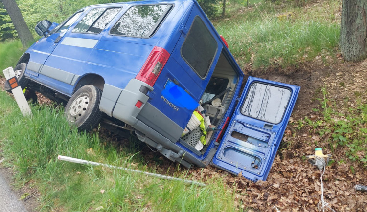 Dodávka se šesti lidmi vyjela mimo silnici, dva muži se zranili