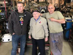 Klub vojenské historie pojí úzké přátelství s veteránem Georgem Thompsonem, který dokonce v minulosti navštívil i jejich základnu.