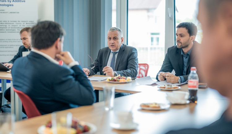 Síkela: Obce kolem letiště Líně by se mohly stát součástí podniku, který by měl vliv na rozvoj zóny