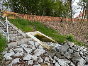 Tudy přitéká do Boleváku voda z řeky Berounky