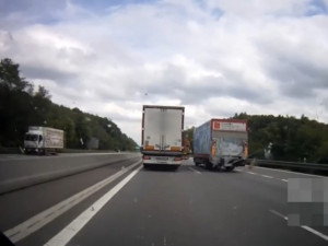 VIDEO: Zahraniční řidiči kamionů předjížděli na dálnici D5 a způsobili kolony, hrozí jim zákaz řízení