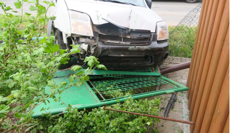 Muž se zákazem řízení si před jízdou dal sedm piv, velkého panáka a pak proletěl plotem