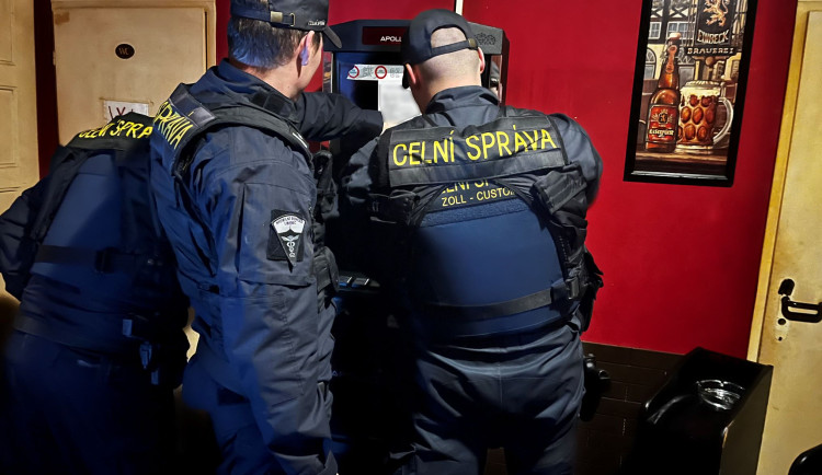 Celníci si posvítili na nelegální hazard na Liberecku. Zabavili herní zařízení za 3 miliony