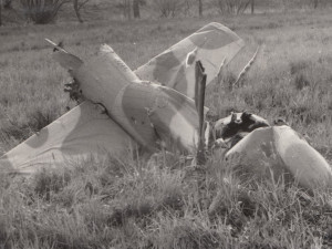 Ocasní nosník, který se vzápětí  po naseknutí rotorem zcela odlomil, zdroj: Letecká badatelna
