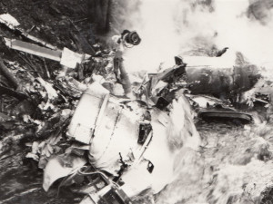 Trup vrtulníku se převrátil do potoka a částečně shořel, zdroj: Letecká badatelna