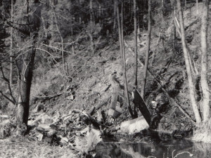 Svah, do kterého vrtulník narazil, bezprostředně po havárii, zdroj: Letecká badatelna
