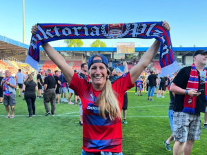 Pokud chce plzeňská šampionka MMA v USA  dál bojovat o milion dolarů, musí soupeřku ukončit v prvním kole