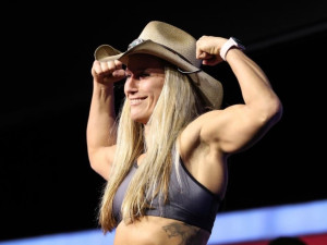 Pokud chce plzeňská šampionka MMA v USA  dál bojovat o milion dolarů, musí soupeřku ukončit v prvním kole