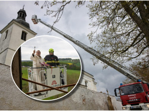 V kostele v Prusinách se po dlouhých desetiletích rozezněly historické zvony, biskup jim požehnal z hasičské plošiny