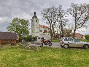 V kostele v Prusinách se po dlouhých desetiletích rozezněly historické zvony, biskup jim požehnal z hasičské plošiny
