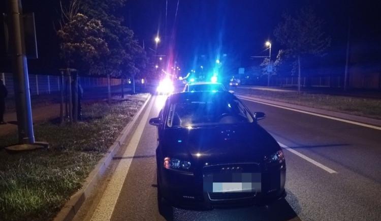Vypil jsem pár piv a pohádal se s manželkou, vysvětloval policistům řidič Audi, který navíc ignoroval značky