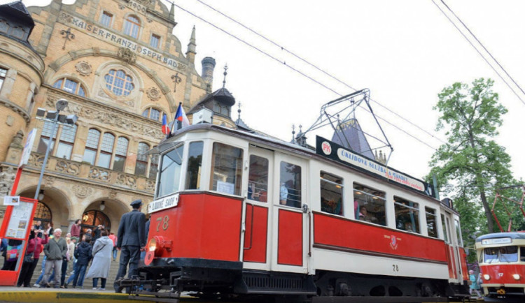 Muzejní noc pod Ještědem opět můžete projet historickými vozy