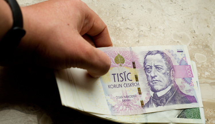 Mám nemocné dítě a nouzi, pomozte. Podvodnice vylákala z mužů miliony