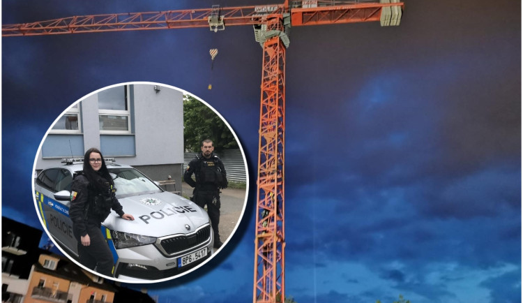 Nešťastný muž se chtěl zabít skokem ze čtyřicetimetrového jeřábu, policisté mu to rozmluvili