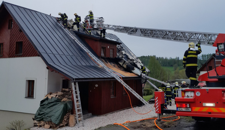 Požár rodinného domu v Roprachticích nad ránem zaměstnal hasiče