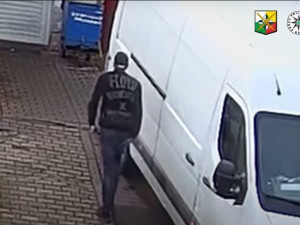 Kamera zachytila při akci dva neznámé pachatele, na místo činu přijeli v dodávce s kradenou značkou