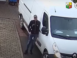 Kamera zachytila při akci dva neznámé pachatele, na místo činu přijeli v dodávce s kradenou značkou