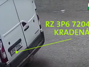 Kamera zachytila při akci dva neznámé pachatele, na místo činu přijeli v dodávce s kradenou značkou