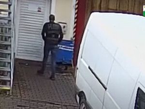 Kamera zachytila při akci dva neznámé pachatele, na místo činu přijeli v dodávce s kradenou značkou