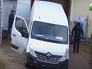 Kamera zachytila při akci dva neznámé pachatele, na místo činu přijeli v dodávce s kradenou značkou