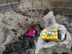 Ve zbytcích ohniště je jasné, že se omladina ráda baví