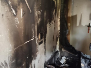 Při dramatické evakuaci obyvatel z domu, kde hořel jeden byt se dva policisté nadýchali kouře