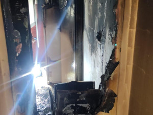 Při dramatické evakuaci obyvatel z domu, kde hořel jeden byt se dva policisté nadýchali kouře