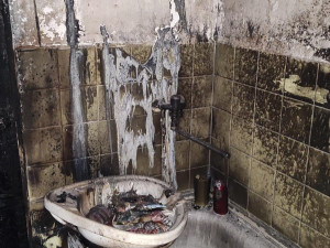 Při dramatické evakuaci obyvatel z domu, kde hořel jeden byt se dva policisté nadýchali kouře