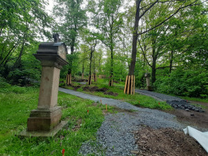 Obnova Husových sadů a Kalvárie v Rokycanech je v plném proudu, město přemístilo zastavení křížové cesty