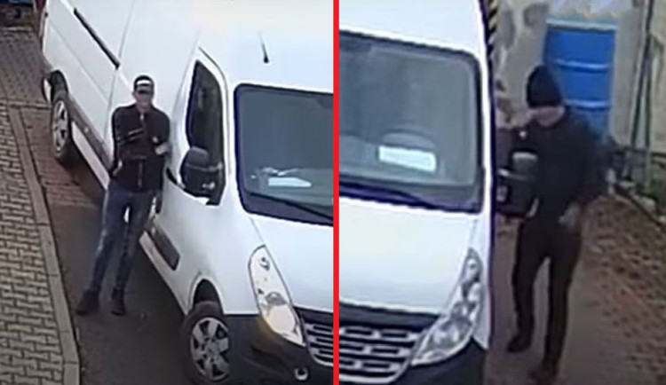 Kamera zachytila při akci dva pachatele, na místo činu přijeli v dodávce s kradenou značkou