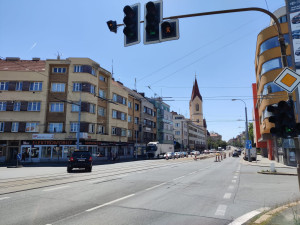 Vlevo blok domů u křižovatky Belánka, na jejichž místě dříve stávala továrna