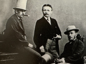 Slavní továrníci bratři Belaniové v kloboucích na společném snímku s továrníkem Hugem Jelínkem