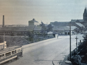 Pohled na bývalou továrnu ve směru od centra města