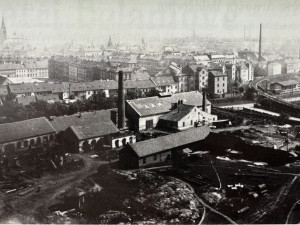 Pohled na Belaniho strojírnu směrem k centru města