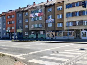 Blok domů u křižovatky Belánka, na jejichž místě dříve stávala továrna