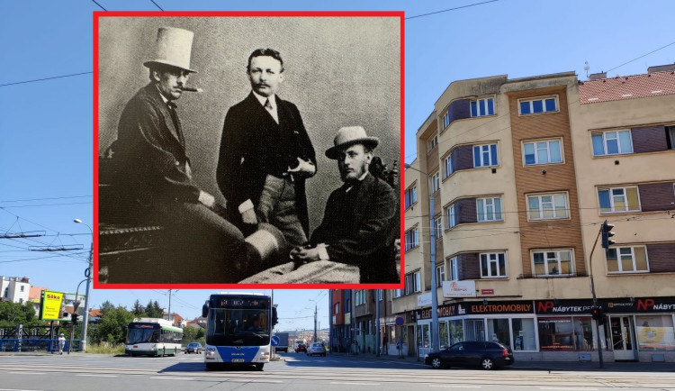 Blok domů u křižovatky Belánka, na jejichž místě dříve stávala továrna a továrníci bratři Belaniové v kloboucích na společném snímku s továrníkem Hugem Jelínkem