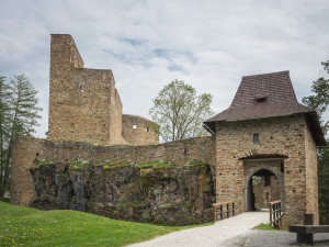 Proslulý hrad Velhartice zavádí interaktivní výuku dějepisu pro děti přímo v areálu i v okolí památky