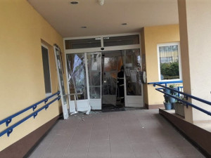 Narkoman s autem proletěl do budovy domova důchodců a zranil seniorku, která zemřela. Soud mu potvrdil pět let vězení