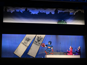 S komiksovými superhrdiny se v nové hře spojí české loutky pod vedením Kašpárka. Společně pak zachrání Plzeň