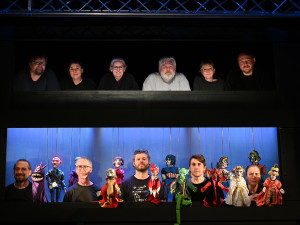 S komiksovými superhrdiny se v nové hře spojí české loutky pod vedením Kašpárka. Společně pak zachrání Plzeň