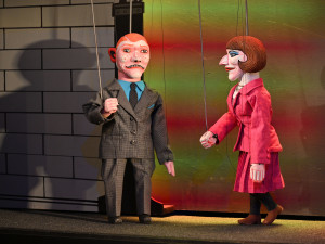 S komiksovými superhrdiny se v nové hře spojí české loutky pod vedením Kašpárka. Společně pak zachrání Plzeň