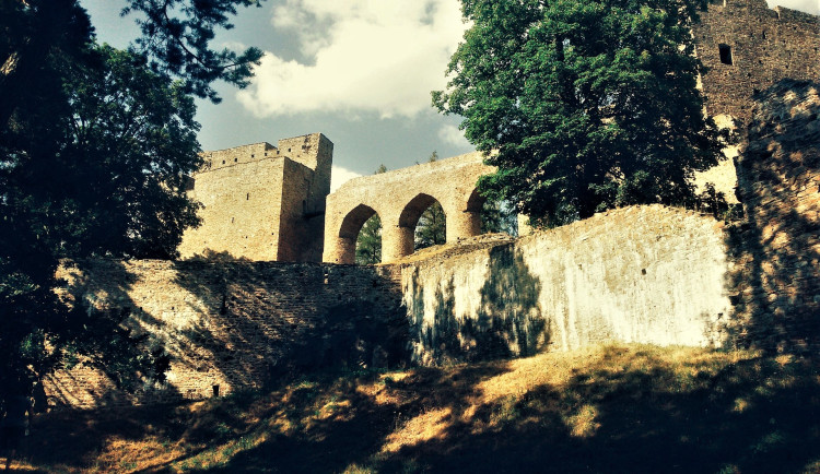 Proslulý hrad Velhartice zavádí interaktivní výuku dějepisu pro děti přímo v areálu i v okolí památky